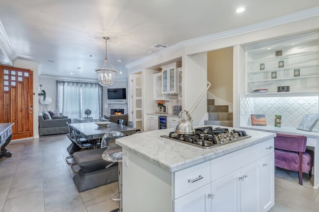 Photo - 145 W Hawthorn St