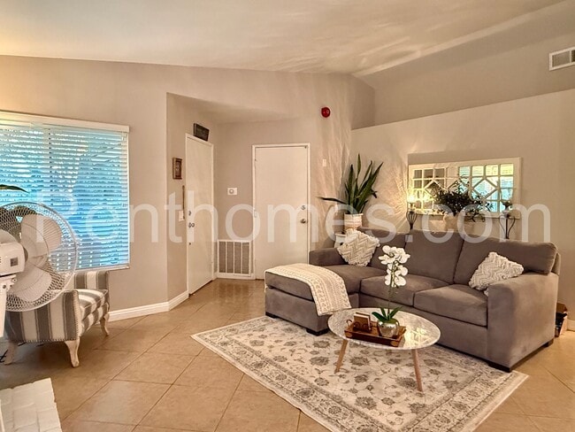 Photo - 2175 Johnston Rd