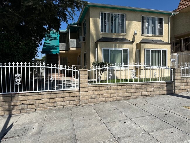 Building Photo - 223 E Burbank Blvd Unit 101 Rental