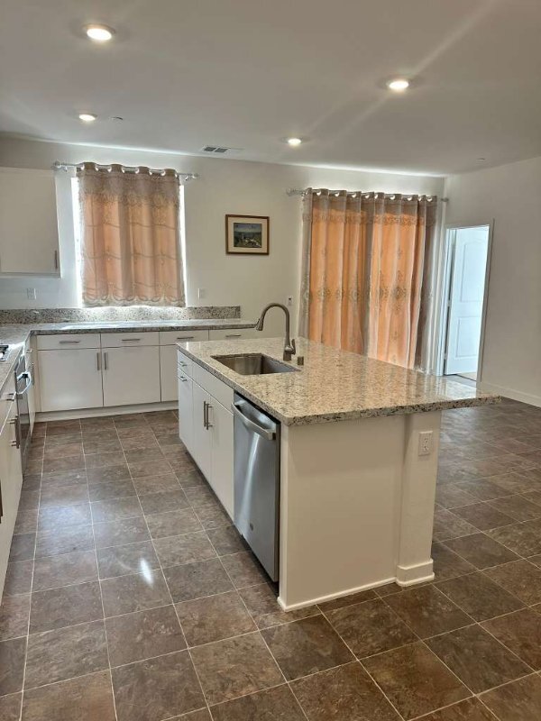 Building Photo - 2752 Lake Mendoza St