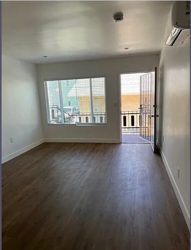 Building Photo - 528 Alexandria Ave Unit 5B