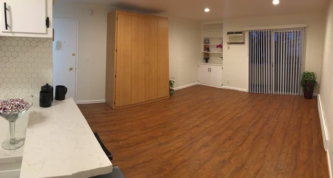 Living Space - 14718 W Magnolia Blvd Unit #3