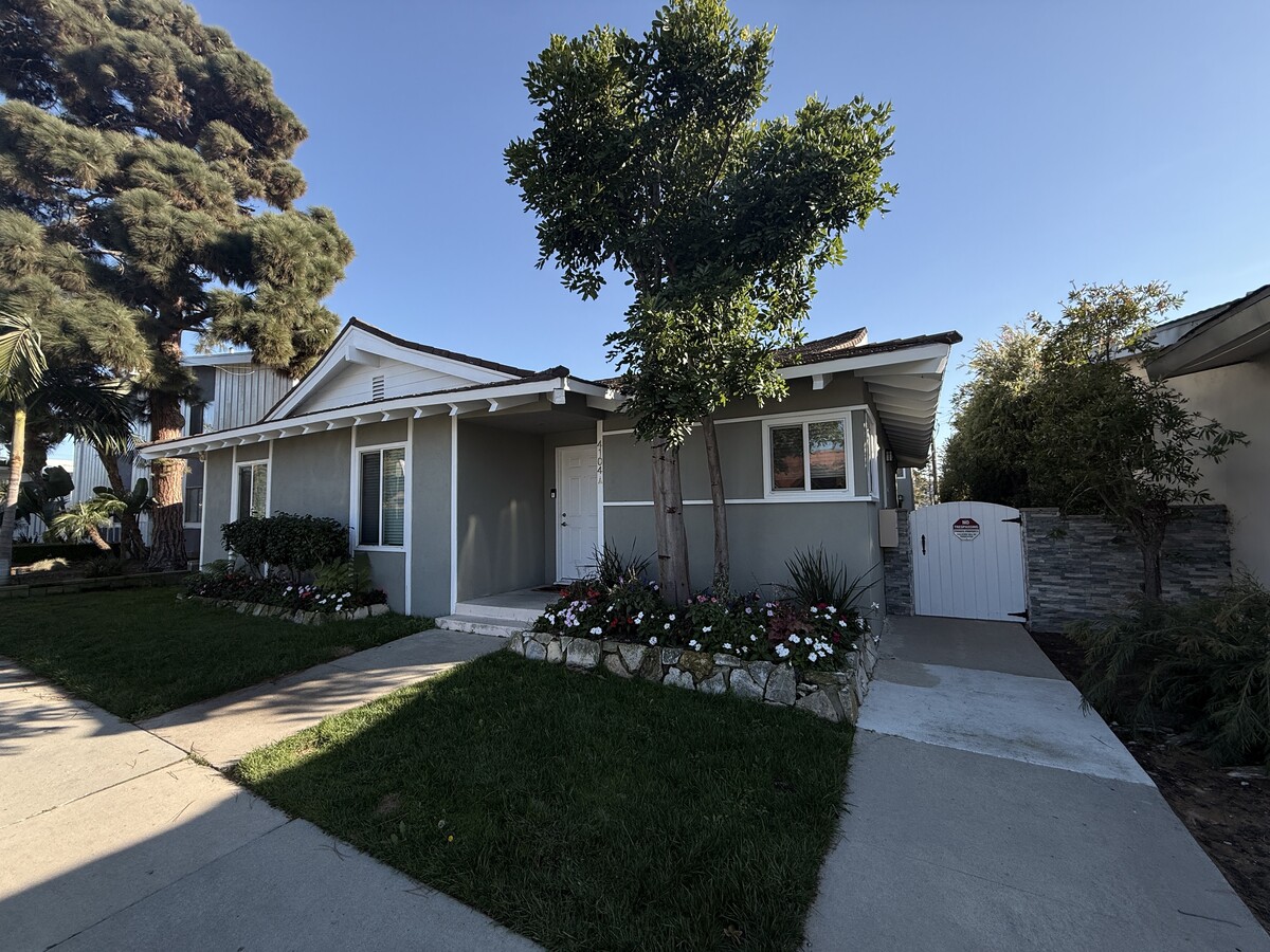 Building - 4104 Emerald St Unit D