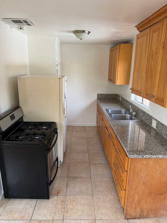 Building Photo - 15231 Acre St Unit D