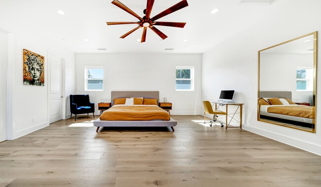 Photo - 23354 Burbank Blvd