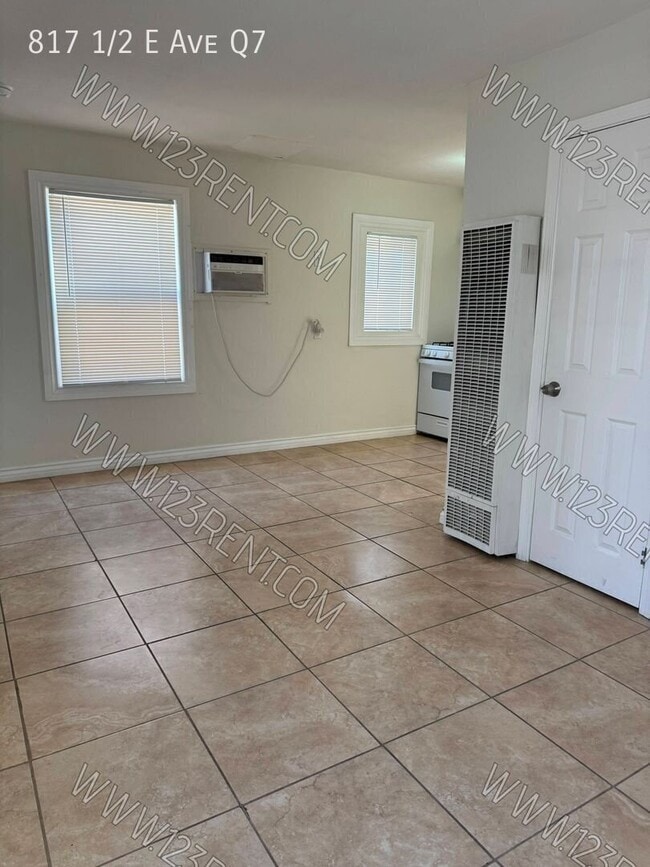 Photo - 817 1/2 E Ave Q7-