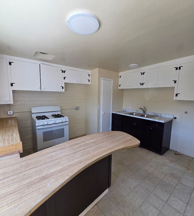 Building Photo - 566-568 Emory Street Unit 566