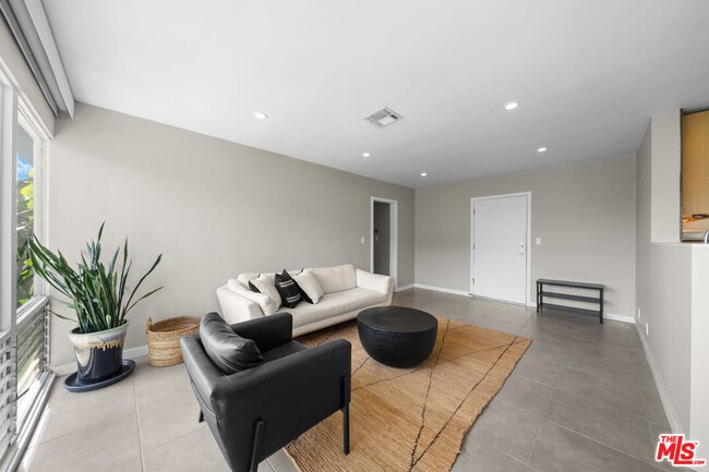 Building Photo - 1145 Larrabee St Unit 19