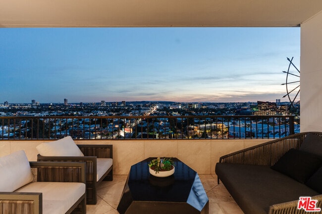 Building Photo - 1100 Alta Loma Rd Unit 1405