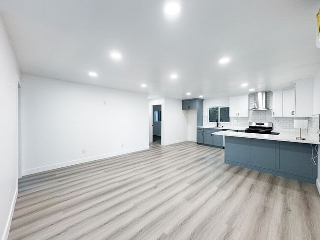 Photo - Freshly Renovated 3bd 2 ba in the heart of...