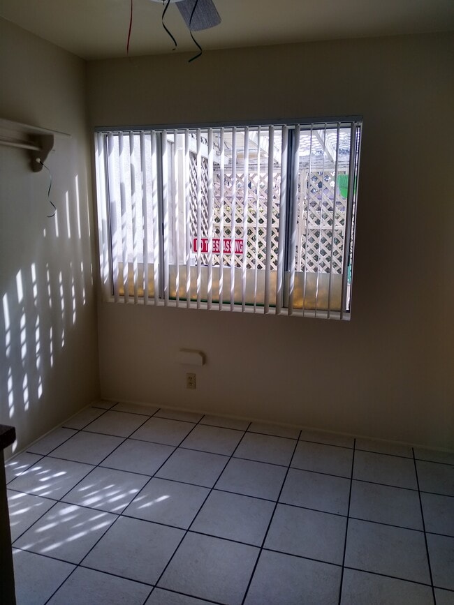 dining room - window - sunny - 1843 E Palmyra Ave Unit 1843