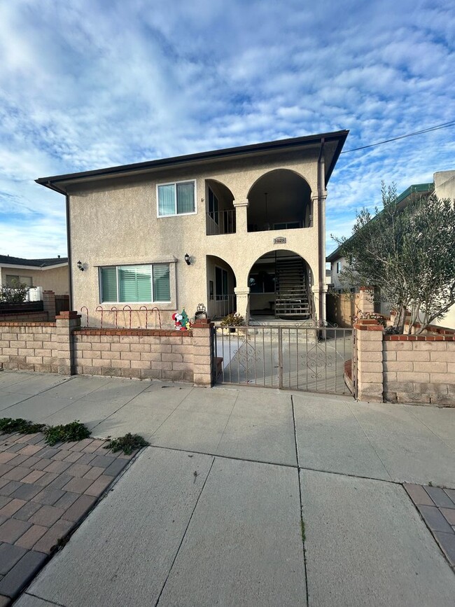 Building Photo - 1028w Unit #2