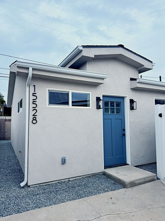 Building Photo - Contemporary 3 Bedroom Duplex with Washer Dryer and Mini Split AC