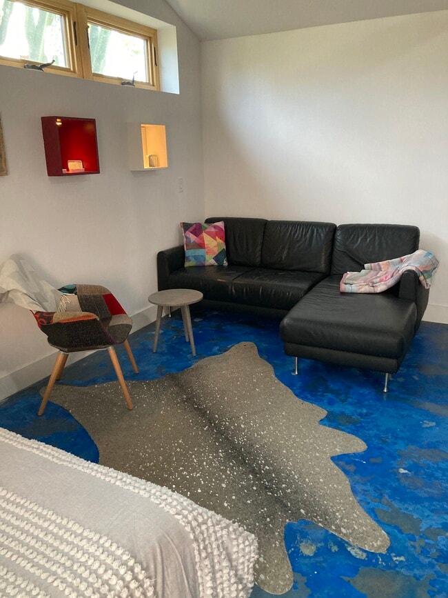 Building Photo - 3649 Grand View Blvd Unit Artsy Studio