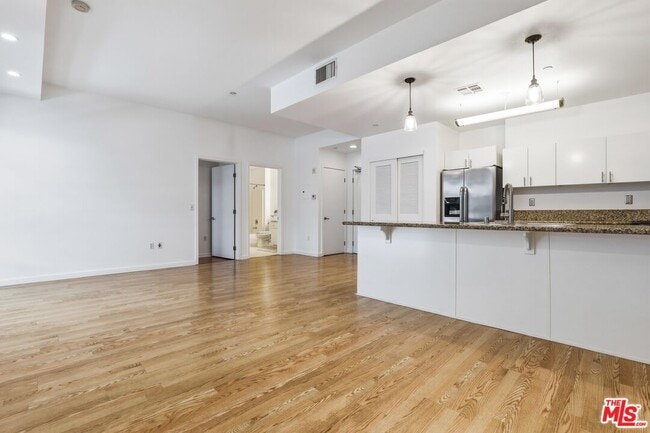 Photo - 630 W 6th St Unit 310