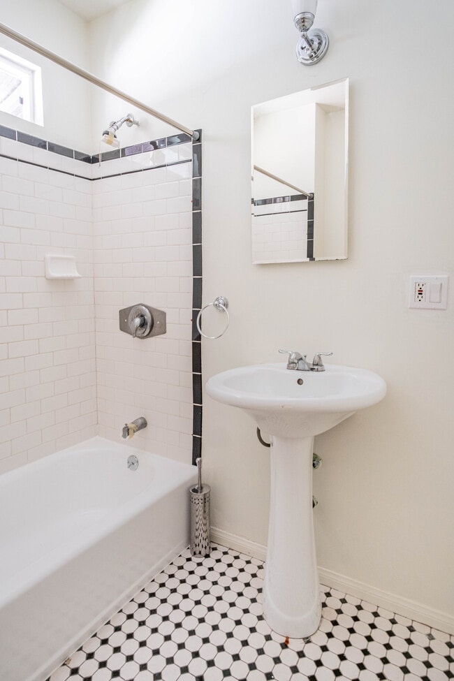 Building Photo - 612 Parkman Ave Unit 1/2