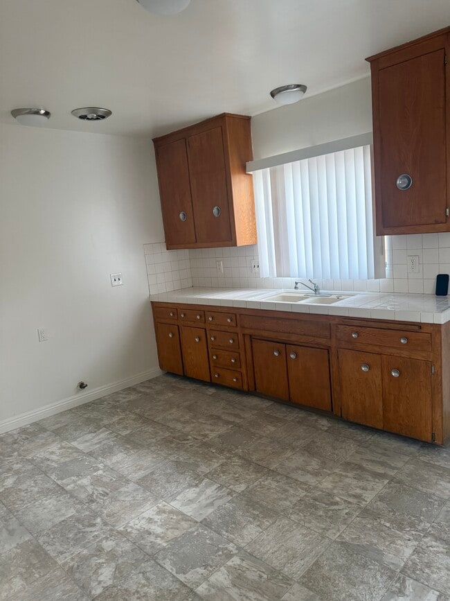 Kitchen - 544 W Vesta St Unit 5