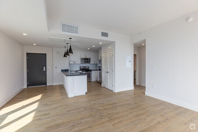 1BR, 1BA - 827SF - Dining Room - Eighteen Ten State St