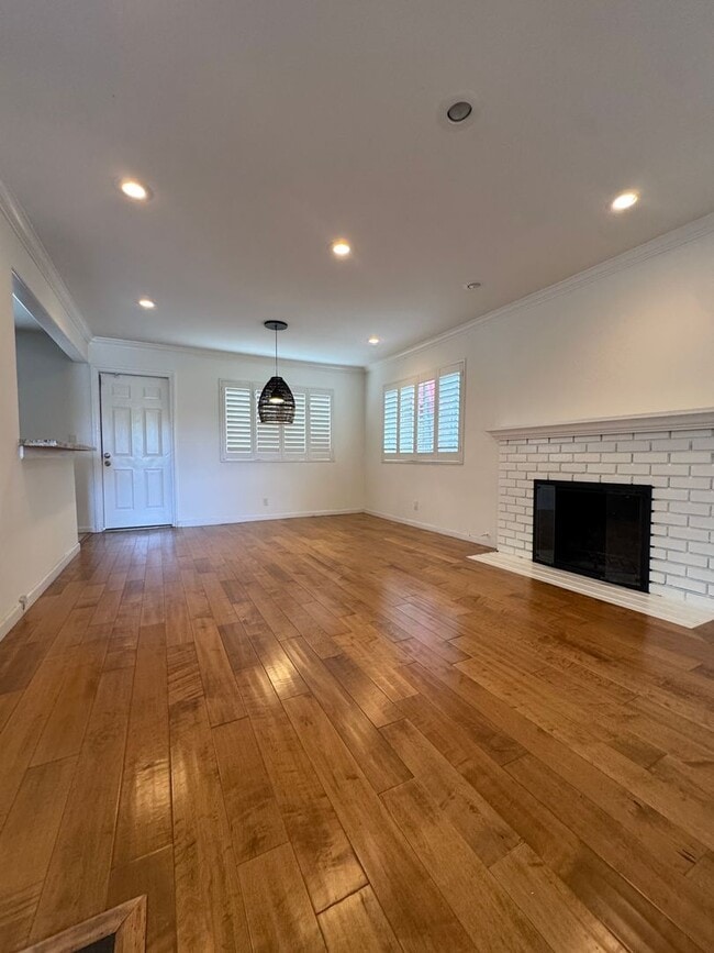 Building Photo - Beautiful 3 Bedroom, 2 Bathroom Home in Prime Santa Monica Location