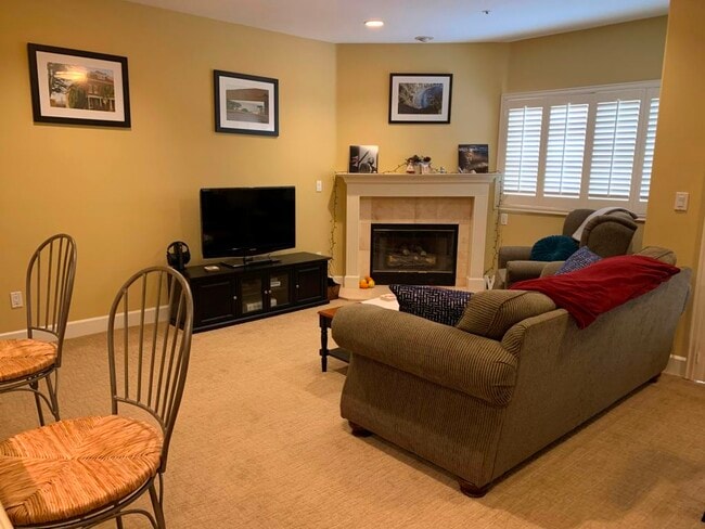 Building Photo - 937 12th St Unit 208