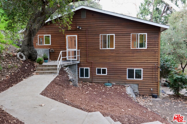 Building Photo - 1671 Happy Trail