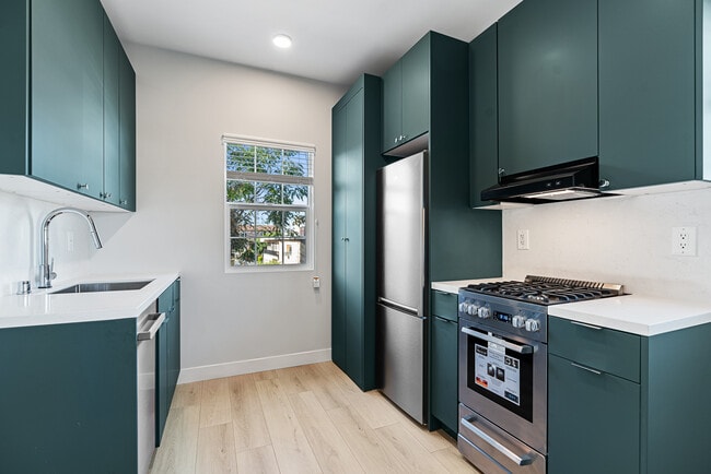 Building Photo - 1429 Edgecliffe Dr Unit 1429.5