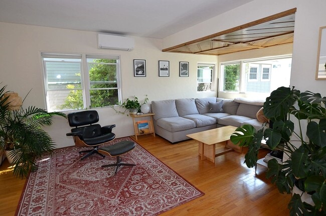 Building Photo - 2 Bedroom/1 Bath Unfurnished Back house 2nd floor