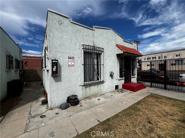 Photo - 6325 S Figueroa St