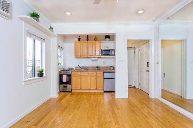 Building Photo - 1650 Winona Blvd Unit 3