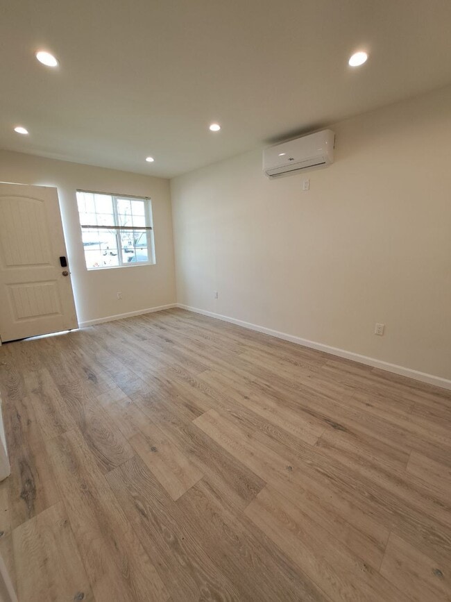 Photo - 19841 Kittridge St