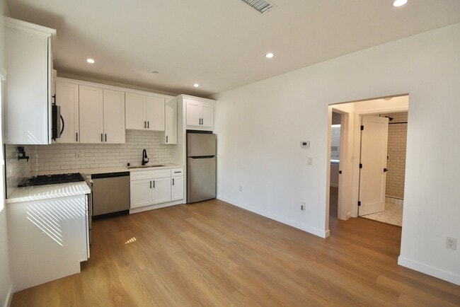 Photo - 5220-26 Radford Avenue Unit 5218