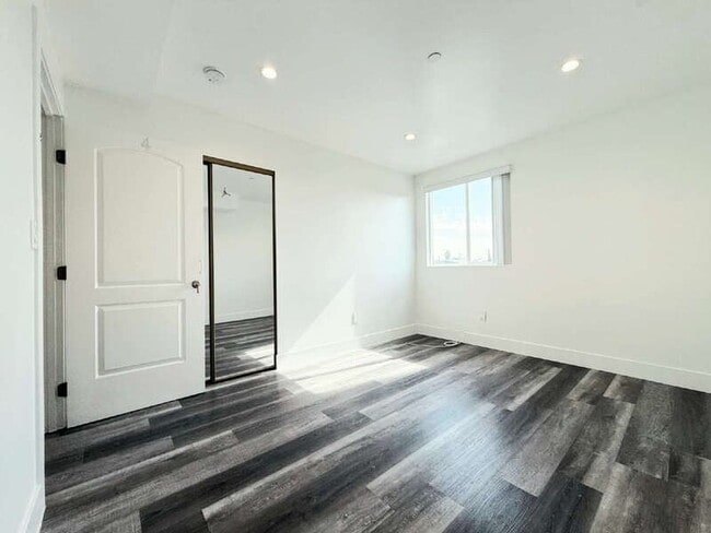 Building Photo - 2855 1/2 Cincinnati Room 4 Unit 4