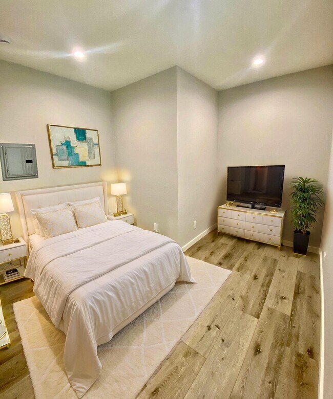 Photo - Sweet Spot Alert! Cozy 1 Bed in the Heart ...