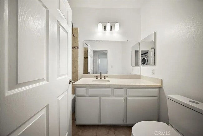 Photo - Beautiful Luxury 2 Bedroom Condo w/ Laundry Hookups, Private Patio, Secured Parking, Hardwood Flo...