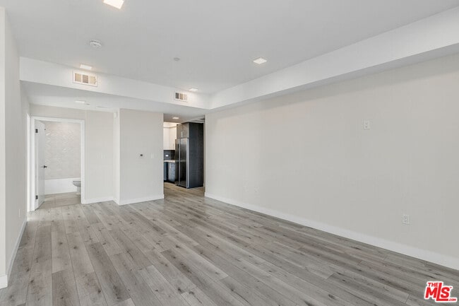 Photo - 1111 N Kenmore Ave Unit #401