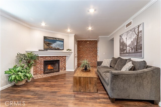 Building Photo - 6716 N Clybourn Ave Unit 146