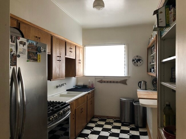 Building Photo - 116 N Croft Ave Unit 116  1/2