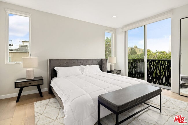 Photo - 1228 N Sycamore Ave