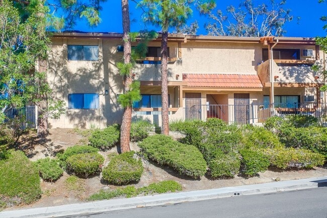 Cute Oceanside condo with garage parking! - Cute Oceanside condo with garage parking!