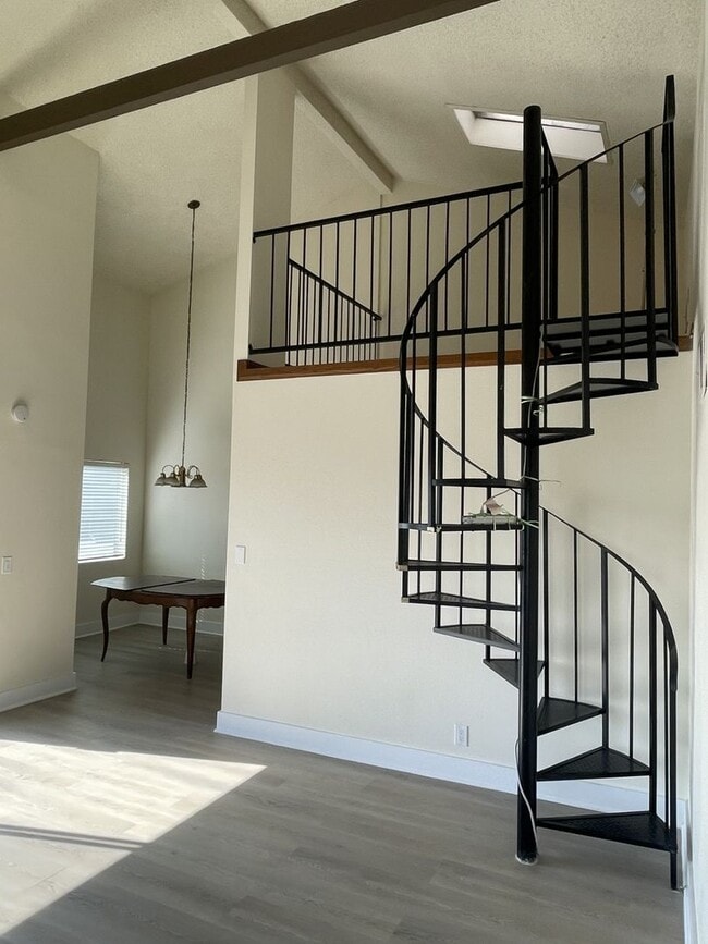 Building Photo - 704 Lookout Dr Unit C