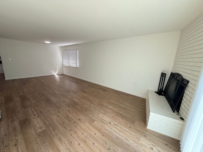 Building Photo - 4 bedroom home in LB with Large backyard now ready to rent!