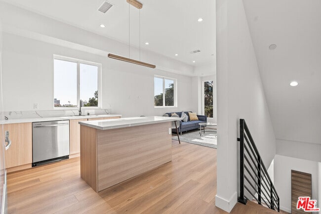 Building Photo - 236 S Carondelet St Rental
