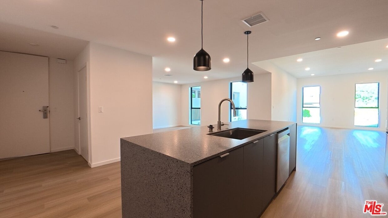 3D Tour - 5119 Colfax Ave Unit 201