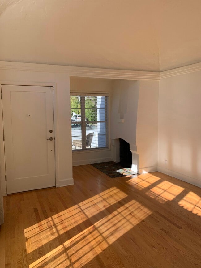 Decorative Fireplace - 848 N Kilkea Dr