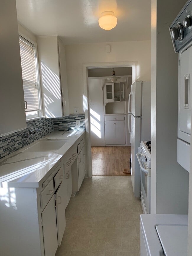 Kitchen - 4017 Lyceum Ave Unit 4017