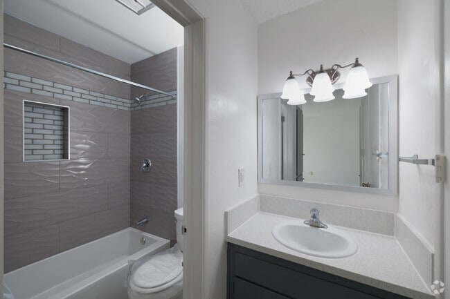 1BR, 1BA - 650SF - Bathroom - Casa Corona