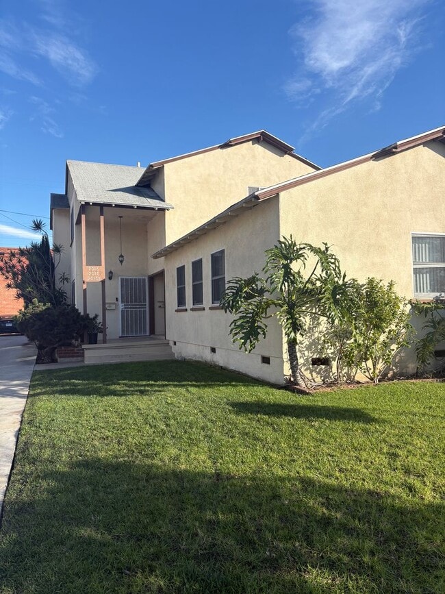 Building Photo - 9016 Reading Ave Unit 9016