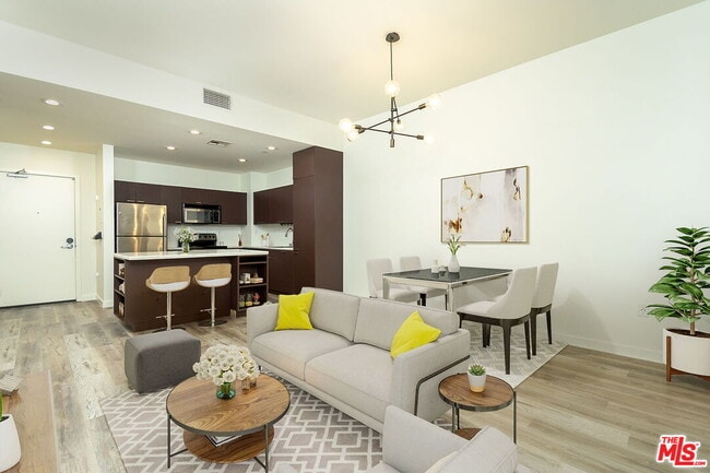 Photo - 630 W 6th St Unit 207