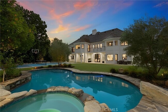 Photo - 5946 Woodlake Ave