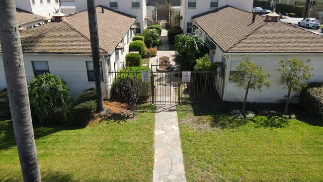 Building Photo - 3520 S Victoria Ave Unit 3516